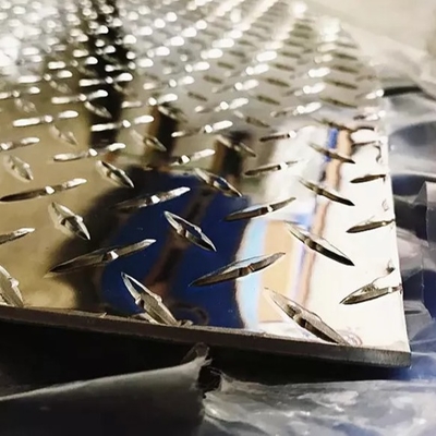 SGCC CGCC ha galvanizzato la larghezza DX51D dei materiali di tetto del piatto di Chequer 600mm